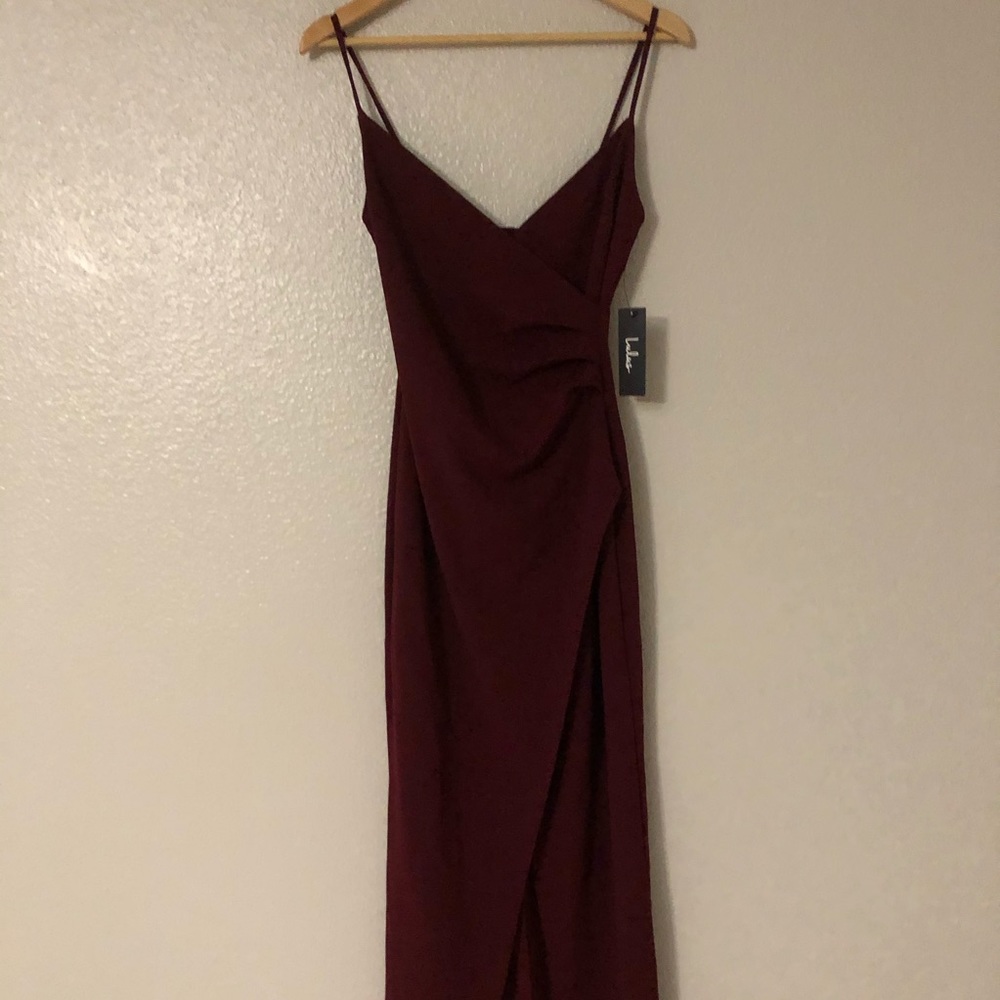 🌟NWT 🌟Lulus burgundy dress